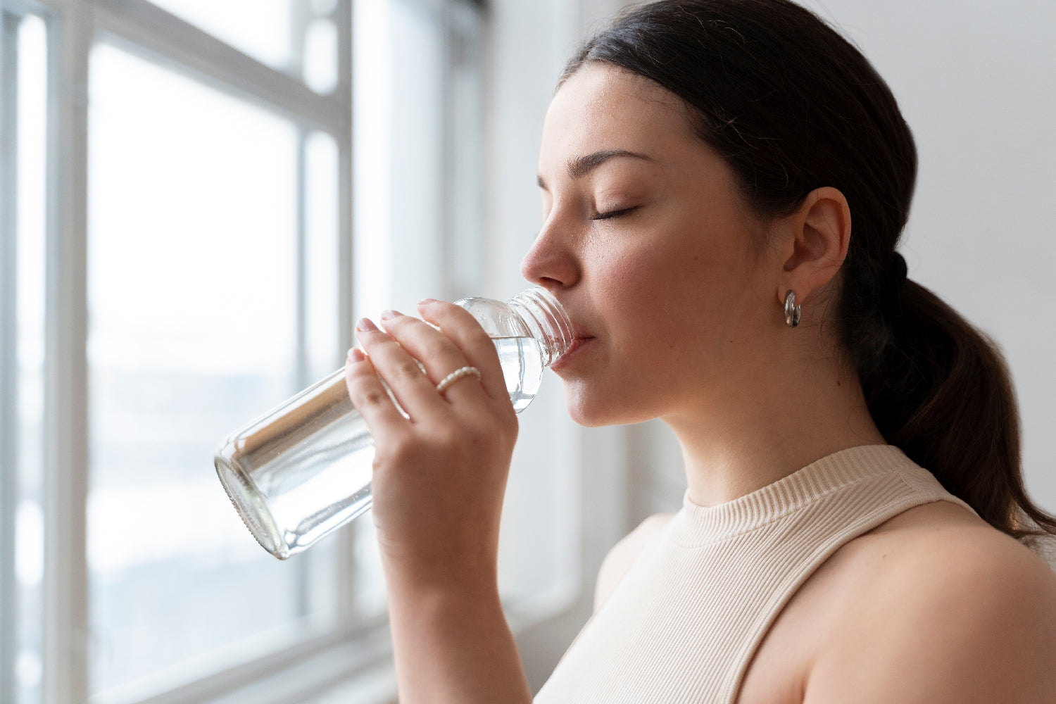 Photo lifestyle d'une femme qui boit un complément alimentaire METCARE