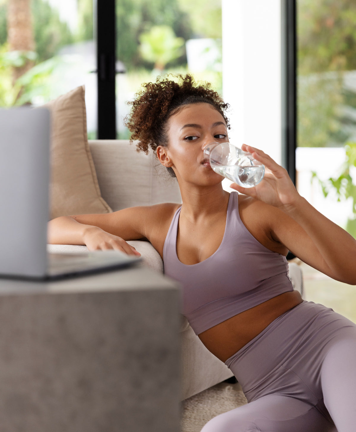Photo lifestyle d'une femme qui boit le Active Drain Metabolic Detox METCARE
