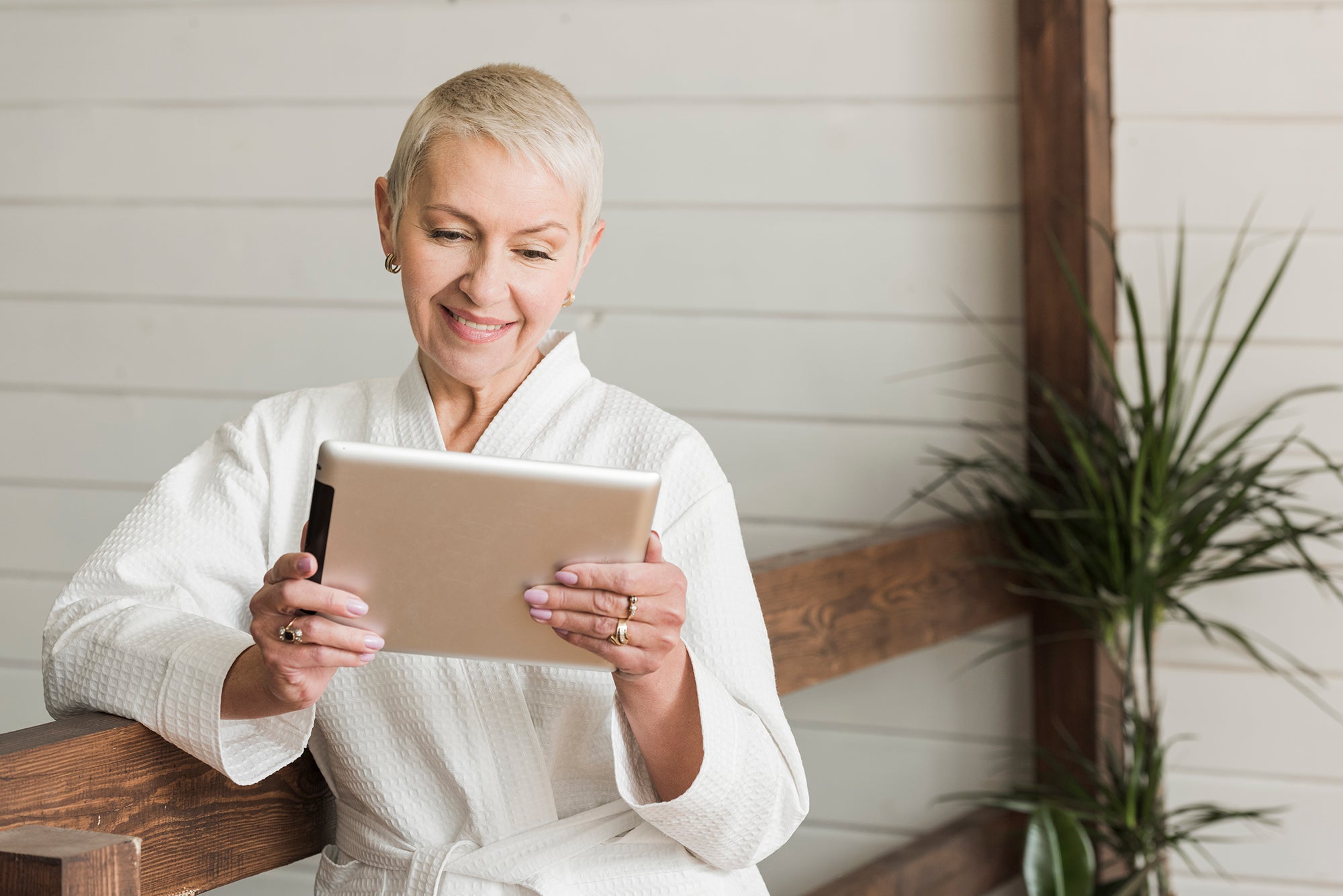 Photo d'une femme qui consulte le e-book pré et post-opératoire METCARE