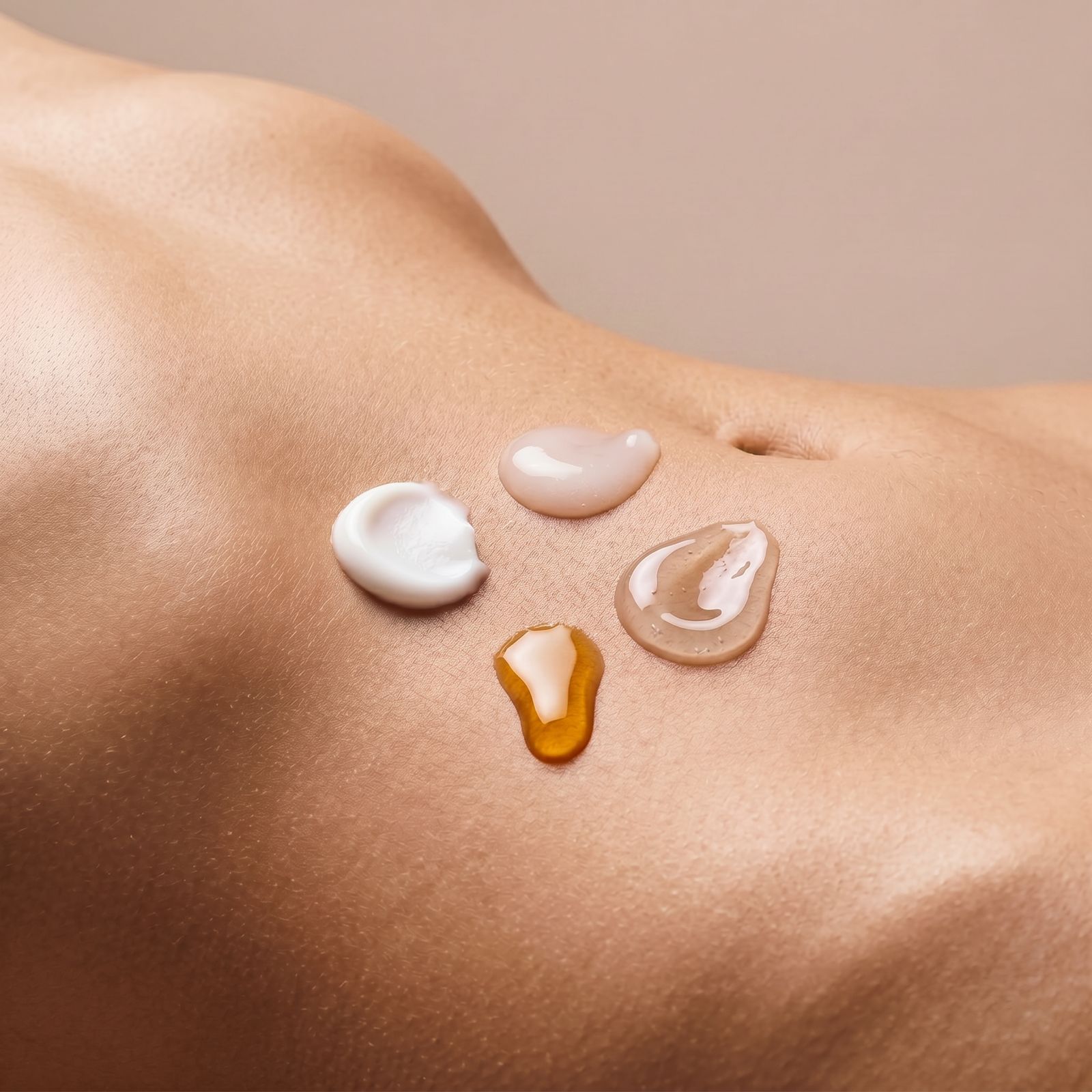 Photo lifestyle d'un ventre avec différentes textures des produits de la collection Signature Recovery Protocol METCARE
